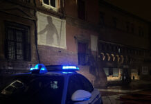 Fuga a bordo di uno scooter finisce in schianto: mezzo rubato e droga. Denunciato dalla Polizia di Stato di Bologna un 19enne