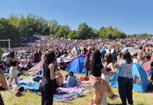Centinaia e centinaia di persone cantano e ballano “Bella Ciao” a Marzabotto